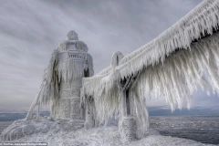 Ngọn hải đăng thành cột băng khổng lồ tuyệt đẹp ở Mỹ