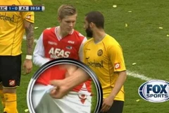 Cầu thủ nổi điên vì bị đối phương bóp vào... chỗ hiểm