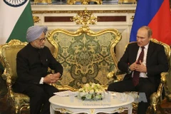 Tổng thống Nga Vladimir Putin (phải) và Thủ tướng Ấn Độ Manmohan Singh. (Nguồn: AFP/TTXVN)