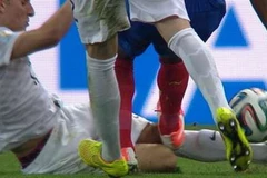 Pha vào bóng ghê rợn khiến Antonio Valencia phải trả giá đắt