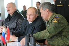 Tổng thống Nga Vladimir Putin và Bộ trưởng Quốc phòng Sergei Shoigu thị sát một cuộc tập trận của quân đội Nga (Nguồn: RIA)