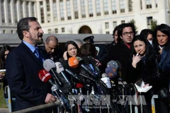 Phát ngôn viên của phe đối lập Syria Louay al-Safi (trái) trong buổi phỏng vấn báo chí ở Geneva, Thụy Sỹ ngày 11/2. (Ảnh: THX/TTXVN)