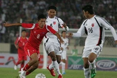 Lamnao (8, áo đỏ), nhạc trưởng của đội tuyển U23 Lào. (Ảnh: Quang Liêm).