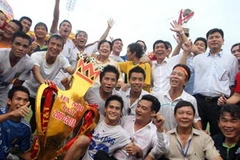 Huấn luyện viên Phan Thanh Hùng và đội bóng của mình lên ngôi vô địch V-League 2010. (Ảnh: Trường Huy).