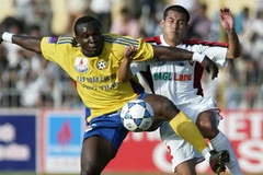 Cầu thủ áo vàng Timothy Anjembe đã từng nhận giải thưởng "Thắp sáng niềm tin chiến thắng" tháng 2/2009. (Nguồn ảnh: tinthethao.com.vn).