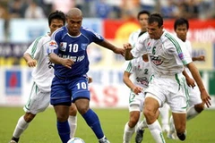 Cầu thủ áo trắng Huda Huế trong một pha đi bóng. (Nguồn ảnh: cdvhue.worldpress.com)