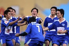 Niềm vui chiến thắng của các cầu thủ Hòa Phát Hà Nội. (Ảnh: Quang Minh).