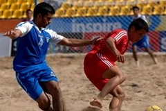 Một pha tranh bóng trong trận đấu bóng đá bãi biển. (Ảnh minh họa. Nguồn: internet).