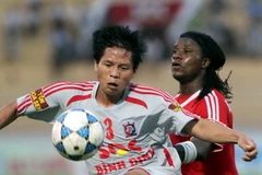 Cầu thủ SQC Bình Định trong pha tranh chấp bóng với cầu thủ đối phương (Ảnh: Nhất Nguyên). 