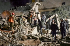Lực lượng an ninh Syria được triển khai tại hiện trường vụ không kích của Israel xuống thành phố Homs, ngày 7/2/2024. (Ảnh: AFP/TTXVN)