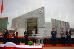 Lãnh đạo tỉnh Thái Nguyên thực hiện nghi thức khánh thành công trình. (Ảnh: Thu Hằng/TTXVN)