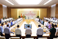 Thủ tướng Phạm Minh Chính cùng các thành viên Chính phủ và đại biểu dành 1 phút mặc niệm đồng bào bị tử nạn do cơn bão số 3. (Ảnh: Dương Giang/TTXVN)