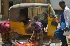 Chuyển bệnh nhân mắc bệnh tả tới bệnh viện ở Baidoa, Somalia. (Ảnh: AFP/TTXVN)