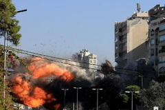 Khói lửa bốc lên sau vụ không kích của Israel xuống ngoại ô Beirut, Liban. (Ảnh: THX/TTXVN)