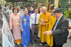 Các đại biểu tham quan triển lãm. (Ảnh: Thu Hương/TTXVN)