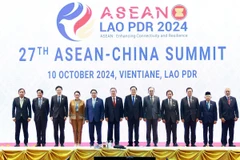 Thủ tướng Phạm Minh Chính cùng Trưởng đoàn các nước ASEAN và Thủ tướng Trung Quốc Lý Cường chụp ảnh chung. (Ảnh: Dương Giang/TXVN)