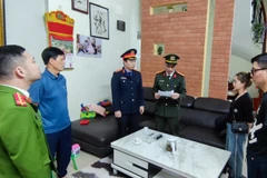 Cơ quan An ninh điều tra, Công an tỉnh Hà Nam tiến hành khám xét tại chỗ ở và nơi làm việc của bị can trong vụ án. (Ảnh: cand.com.vn)