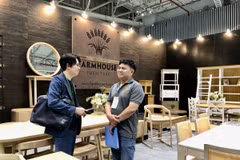 Gian hàng giới thiệu sản phẩm đồ gỗ xuất khẩu tại chuỗi Hội chợ triển lãm. (Ảnh: Mỹ Phương/TTXVN)