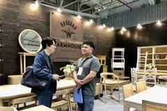 Gian hàng giới thiệu sản phẩm đồ gỗ xuất khẩu tại chuỗi Hội chợ triển lãm. (Ảnh: Mỹ Phương/TTXVN)