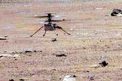 Hình ảnh trực thăng thám hiểm Sao Hỏa Ingenuity hạ cánh sau chuyến bay thứ 5, được chụp từ camera của tàu thăm dò Perseverance, ngày 5/4/2021. (Ảnh: AFP/TTXVN)