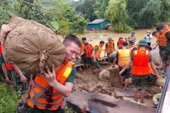 Lực lượng bộ đội gia cố những vị trí xung yếu đề phòng lũ quét tiếp tục xảy ra. (Ảnh: TTXVN phát)