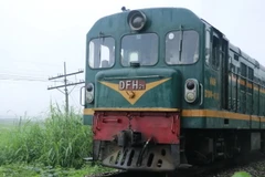 Đoàn tàu mang số hiệu VNR D10H-018 khi đi đến địa phận thôn Xuân Lan, xã Tuy Lộc thì xảy ra tai nạn. (Ảnh: Đức Hoàng/TTXVN)