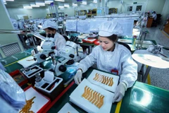 Dây chuyền kiểm tra bảng mạch điện tử tại một doanh nghiệp của Hàn Quốc tại khu công nghiệp Yên Phong. (Ảnh: Danh Lam/TTXVN)