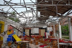 Ngôi nhà bị tốc mái sau trận lốc xoáy tại Trung Quốc. (Ảnh: AFP/TTXVN)