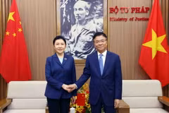 Bộ trưởng Tư pháp Lê Thành Long với Bộ trưởng Tư pháp Trung Quốc Hạ Vinh. (Ảnh: Phạm Kiên/TTXVN)