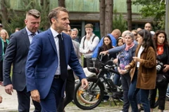 Tổng thống Pháp Emmanuel Macron rời điểm bầu cử Quốc hội ở Le Touquet ngày 30/6. (Ảnh: THX/TTXVN)