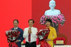 Quyền Bí thư Tỉnh ủy Lâm Đồng Nguyễn Thái Học (giữa) chúc mừng 2 ông, bà vừa trúng cử 2 chức danh chủ chốt của Hội đồng Nhân dân, Ủy ban Nhân dân tỉnh Lâm Đồng. (Ảnh: Chu Quốc Hùng/TTXVN)