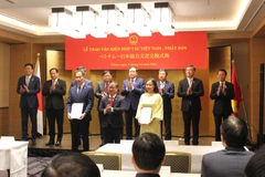 Chủ tịch Ủy ban Nhân dân tỉnh Thừa Thiên-Huế Nguyễn Văn Phương và Thống đốc tỉnh Nara ông Yamashita Makoto trao bản ghi nhớ về việc tổ chức Hội nghị Chính quyền địa phương và khu vực Đông Á lần thứ 12. (Ảnh: Phạm Tuân-Xuân Giao/TTXVN)