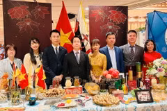 Gian hàng của Đại sứ quán Việt Nam tại Brunei Darussalam với những món ẩm thực Việt Nam đặc sắc. (Ảnh: TTXVN phát)