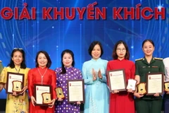 Tổng Giám đốc TTXVN Vũ Việt Trang trao giải Khuyến khích, Giải Báo chí Quốc gia, cho các tác giả, đại diện nhóm tác giả. (Ảnh: Thống Nhất/TTXVN)