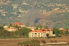 Khói bốc lên sau cuộc tấn công của lực lượng Hezbollah từ Liban xuống Beit Hillel, miền Bắc Israel ngày 30/7. (Ảnh: THX/TTXVN)