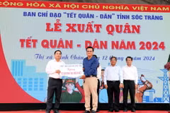 Nhà tài trợ tặng nhà Đai đoàn kết tại Lễ xuất quân Tết quân-dân. (Ảnh: Trung Hiếu/TTXVN)