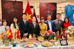 Gian hàng của Đại sứ quán Việt Nam tại Brunei Darussalam với những món ẩm thực Việt Nam đặc sắc. (Ảnh: TTXVN phát)