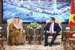 Thủ tướng Phạm Minh Chính tiếp ông Abdulla Mohammed Al Zamil, Chủ tịch Công ty đầu tư công nghiệp Zamil. (Ảnh: Dương Giang/TTXVN)