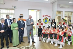 Chủ tịch Quốc hội Bulgaria Rossen Jeliazkov thăm Trường mầm non Việt-Bun (Ảnh: Minh Đức/TTXVN)