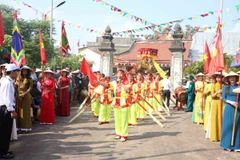 Nghi lễ hò chèo cạn tại lễ hội cầu ngư. (Ảnh: Hữu Quyết/TTXVN)