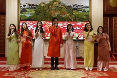 Lưu học sinh Việt Nam tại Trung Quốc biểu diễn văn nghệ. (Ảnh: Thành Dương/TTXVN)