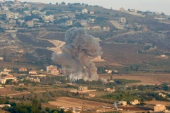 Khói bốc lên sau cuộc không kích của Israel tại Khiam, Liban, ngày 23/6. (Ảnh: THX/TTXVN)
