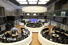 (Tư liệu) Giao dịch viên tại Sàn chứng khoán ở Frankfurt, Đức. Ảnh: AFP/TTXVN