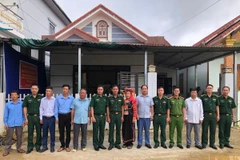 Ngày 17/8, Bộ Chỉ huy Bộ đội Biên phòng tỉnh Lai Châu cùng Tập đoàn Viễn thông quân đội Viettel tổ chức lễ khánh thành và bàn giao “Nhà đồng đội” cho Trung úy quân nhân chuyên nghiệp Pờ Lỳ Xá có hoàn cảnh gia đình khó khăn. (Ảnh: TTXVN phát)