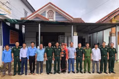 Ngày 17/8, Bộ Chỉ huy Bộ đội Biên phòng tỉnh Lai Châu cùng Tập đoàn Viễn thông quân đội Viettel tổ chức lễ khánh thành và bàn giao “Nhà đồng đội” cho Trung úy quân nhân chuyên nghiệp Pờ Lỳ Xá có hoàn cảnh gia đình khó khăn. (Ảnh: TTXVN phát)