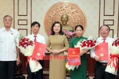 Lãnh đạo tỉnh chụp hình với các cán bộ được điều động, bổ nhiệm. (Ảnh: Báo Bình Phước)