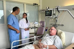 Bác sỹ Jacques Ballout, hướng dẫn thực tập sinh Trương Thị Hoài. (Ảnh: Nguyễn Thu Hà/TTXVN)