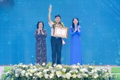 Tuyên dương công dân trẻ tiêu biểu Đặng Lê Minh Khang, sinh viên Đại học Y Dược TP. Hồ Chí Minh. (Ảnh: Hồng Giang/TTXVN)