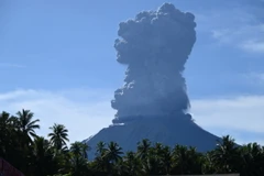 Tro bụi phun lên từ miệng núi lửa Ibu ở tỉnh Bắc Maluku, Indonesia,. (Ảnh: AFP/TTXVN)