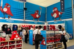 Linh vật của Thế vận hội, chiếc mũ Phryges nhồi bông, biểu tượng của cuộc Cách mạng Pháp. (Ảnh: Thu Hà/TTXVN)